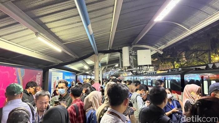Penumpang di Stasiun Sudimara menumpuk imbas KRL tertahan akibat gempa M 4,9, Rabu (20/8/2025) malam.