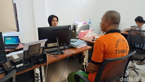 Penyidik Unit PPA Satreskrim Polresta Mataram sedang memeriksa FS, tersangka kasus pemerkosaan terhadap bocah 4 tahun, Rabu (20/8/2025).