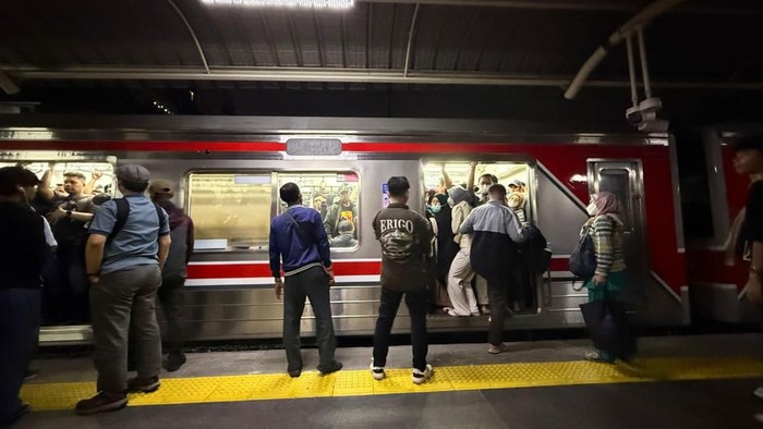 Perjalanan KAI Communter Line atau KRL wilayah Jabodetabek kembali normal usai gempa Bekasi magnitudo (M) 4,9. KRL berangsur-angsur berjalan dengan kecepatan normal kembali, Rabu (20/8/2025).