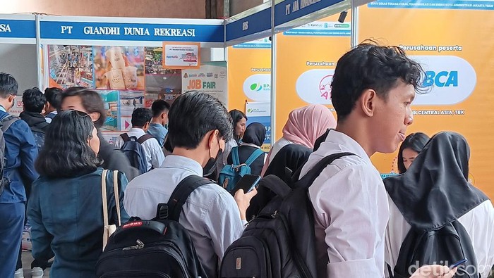Peserta Job Fair di Jakarta International Velodrome