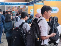 Momen Para Pencari Kerja Ramai-ramai Serbu Job Fair di Jakarta