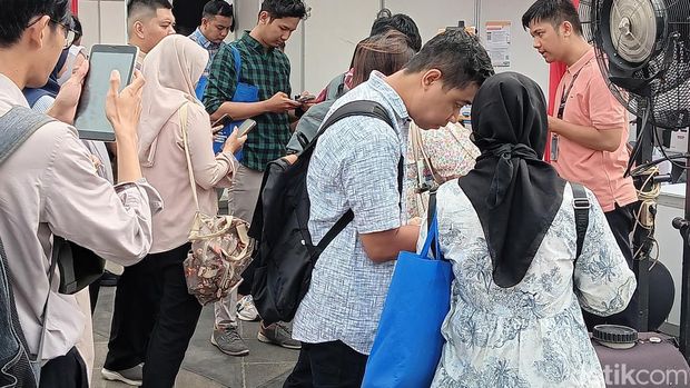 Peserta Job Fair di Jakarta International Velodrome