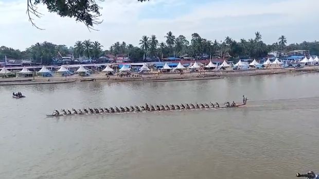 Peserta Pacu Jalur tengah melakukan pemanasan di Tepian Narosa, Teluk Kuantan, Kuansing, Rabu (20/8/2025) pagi ini.