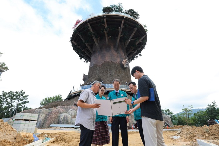 Pohon Raksasa di Changwon City, Korea Selatan
