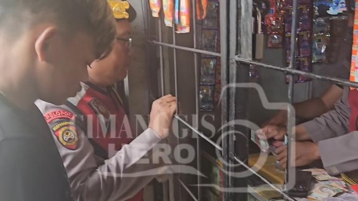 Polisi menggerebek penjual obat-obatan terlarang dengan modus toko kelontong dan konter pulsa di Tapos, Depok, Rabu (20/8/2025). Ratusan butir obat-obatn disita polisi.