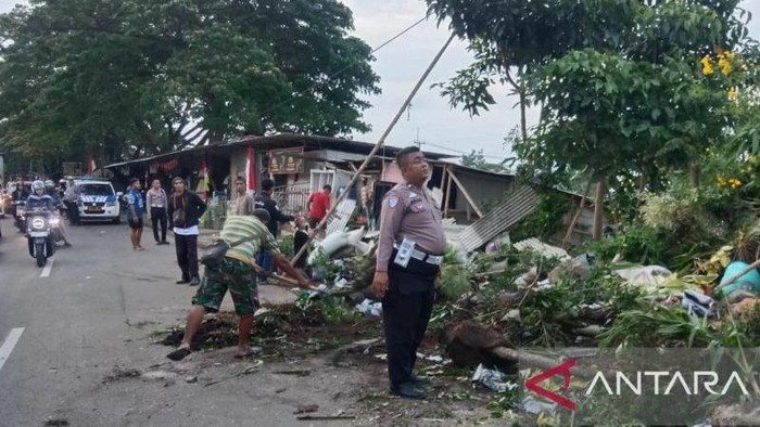 Polisi memeriksa lokasi kejadian kecelakaan truk Fuso yang mengakibatkan seorang meninggal dunia. (ANTARA/Ali Khumaini)