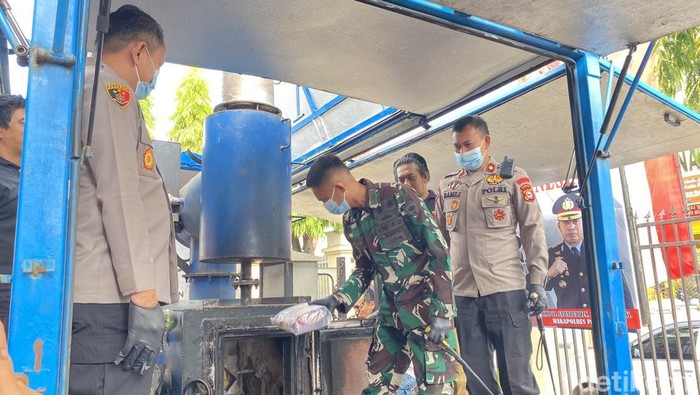 Polisi musnahkan barang bukti sabu 20 bungkus memakai insinerator BNN.