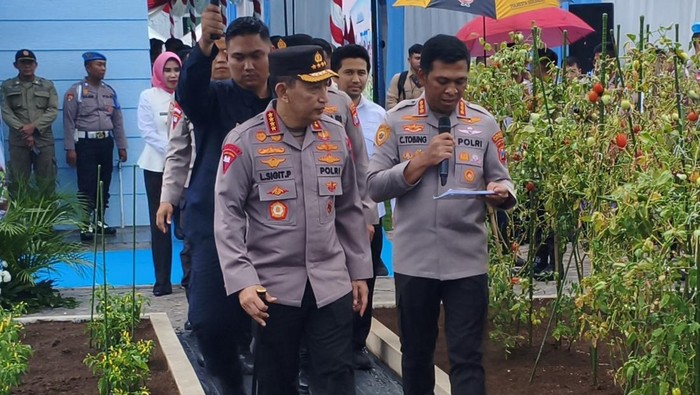 Kapolri Jenderal Listyo Sigit Prabowo didampingi Kapolresta Sidoarjo Kombes Christian Tobing saat peluncuran Satuan Pelayanan Pemenuhan Gizi (SPPG)