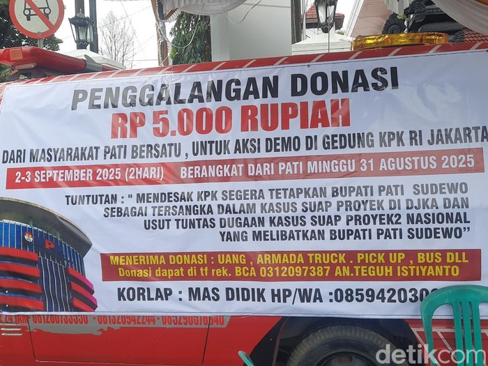Posko donasi aliansi Masyarakat Pati Bersatu di depan Kantor Bupati Pati, Rabu (20/8/2025).