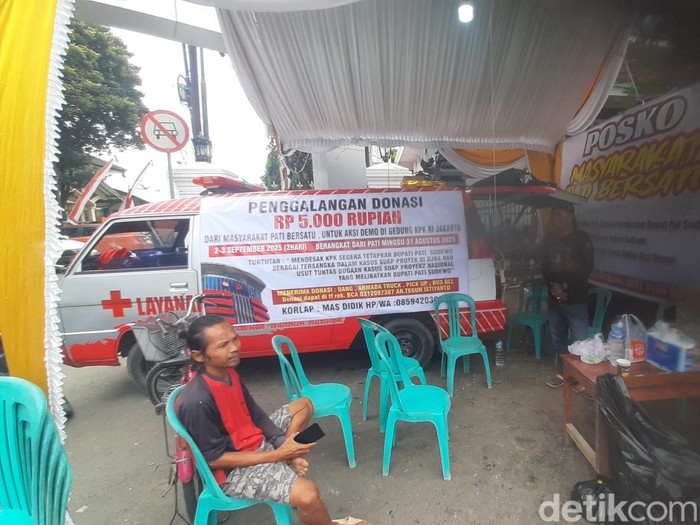 Posko donasi aliansi Masyarakat Pati Bersatu di depan Kantor Bupati Pati, Rabu (20/8/2025).