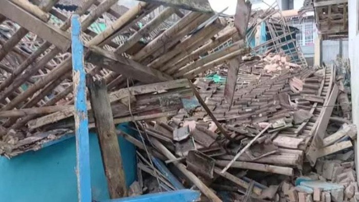 Potret madrasah yang ambruk di Gunungguruh, Kabupaten Sukabumi