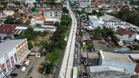 Proyek ditargetkan selesai pada Desember 2025 mendatang guna memberikan kenyamanan bagi para pengendara serta memperlancar arus lalu lintas sekaligus upaya mencegah terjadinya genangan banjir yang kerap melanda jalur itu. Foto: ANTARA FOTO/Makna Zaezar