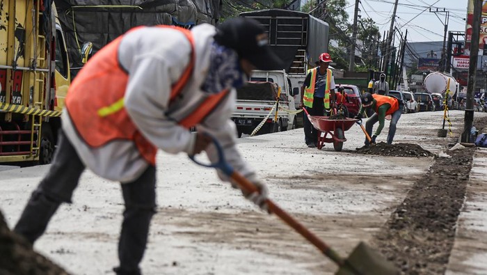 Sejumlah pekerja melakukan proses pemadatan sela-sela jalan menggunakan tanah di proyek perbaikan jalan provinsi jalur Semarang-Demak di Jalan Brigjen Sudiarto, Semarang, Jawa Tengah, Rabu (20/8/2025). Pemerintah Provinsi Jawa Tengah mulai memperbaiki jalan provinsi ruas Semarang-Demak di wilayah tersebut sepanjang dua kilometer dengan anggaran sebesar Rp41,9 miliar yang ditargetkan selesai pada Desember 2025 mendatang guna memberikan kenyamanan bagi para pengendara serta memperlancar arus lalu lintas sekaligus upaya mencegah terjadinya genangan banjir yang kerap melanda jalur itu. ANTARA FOTO/Makna Zaezar/bar