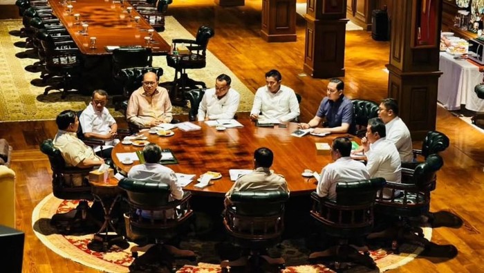 Presiden Prabowo pimpin rapat di Hambalang