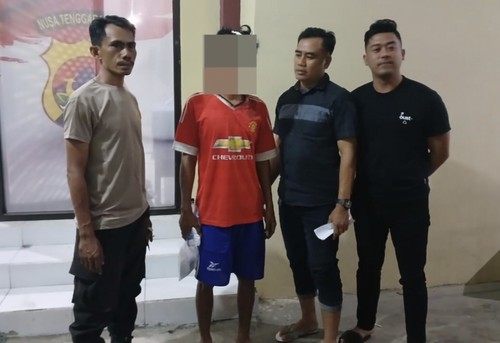 Pria yang diduga ODGJ diamankan Polisi yang nyaris dihakimi massa seusai membacok guru SMA di Desa Sangia, Kecamatan Sape, Kabupaten Bima, NTB, Selasa, (19/8/2025) malam. (Dok. Polsek Sape)
