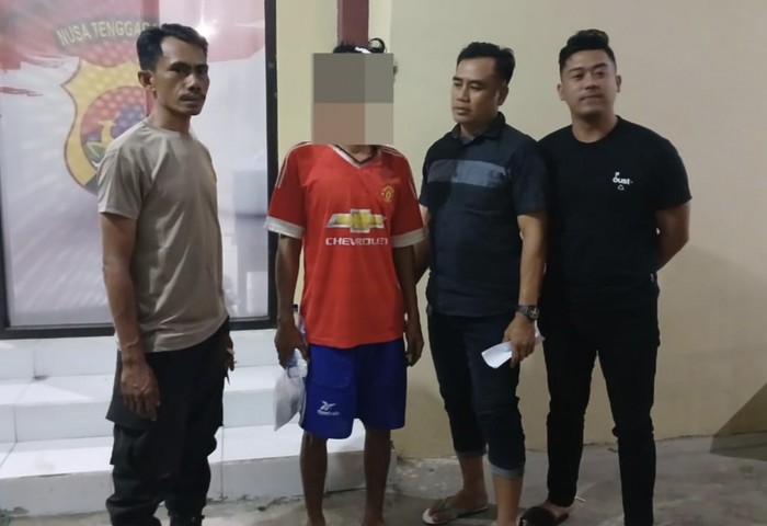 Pria yang diduga ODGJ diamankan Polisi yang nyaris dihakimi massa seusai membacok guru SMA di Desa Sangia, Kecamatan Sape, Kabupaten Bima, NTB, Selasa, (19/8/2025) malam. (Dok. Polsek Sape)