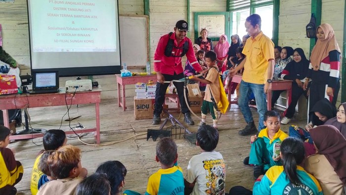 Proses pengenalan alat-alat pemadam kebakaran sederhana kepada siswa SD Filial Sungai Kong
