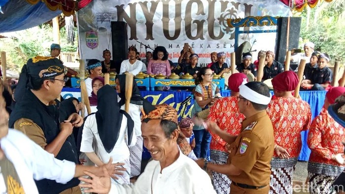 Prosesi Tradisi Nyuguh di Kampung Adat Kuta Kabupaten Ciamis.