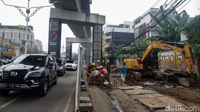 Pengendara terjebak kemacetan imbas proyek trotoar di Jalan Fatmawati Raya, Jakarta, Rabu (20/8/2025).