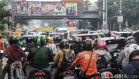 Lalu-lintas semakin kusut imbas proyek ini karena sebelum proyek ini dikerjakan, lalin di Jalan RS Fatmawati Raya sering mengalami kemacetan terutama pada jam sibuk. 