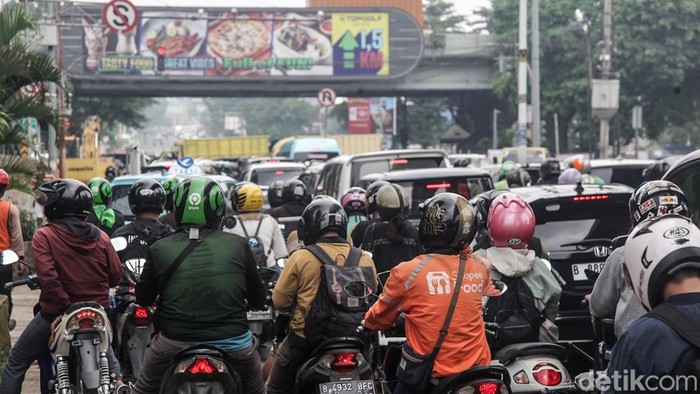 Pengendara terjebak kemacetan imbas proyek trotoar di Jalan Fatmawati Raya, Jakarta, Rabu (20/8/2025).