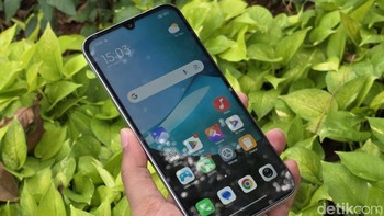 Xiaomi juga membekali layar Redmi 15C dengan sertifikasi TÜV Rheinland untuk Low Blue Light (Software Solution), Flicker Free, dan Circadian Friendly. Dipadukan dengan DC Dimming, fitur ini membantu mengurangi kelelahan mata, bahkan saat digunakan di kondisi cahaya redup.Foto: Adi Fida Rahman/detikINET