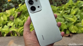 Dapur pacunya ditenagai chipset MediaTek Helio G81 Ultra berbasis arsitektur 12nm. Chipset ini dipadukan dengan RAM hingga 8 GB dan opsi penyimpanan sampai 256 GB yang masih bisa diperluas menggunakan kartu microSD Foto: Adi Fida Rahman/detikINET