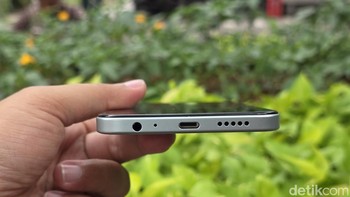 Selain itu, perangkat ini memiliki IP64 dust and water resistance, serta teknologi Wet Touch 2.0 yang membuat layar tetap responsif meski jari dalam keadaan basah. Fitur lain yang tak kalah penting adalah sensor sidik jari samping untuk akses cepat, jack audio 3,5 mm, serta 200% volume boost agar suara tetap terdengar jelas di lingkungan bising.Foto: Adi Fida Rahman/detikINET
