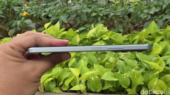 Redmi 15C hadir dengan bodi ultra-slim setebal 7,99 mm dengan desain 3D quad-curved yang membuatnya nyaman digenggam. Bagian belakangnya menggunakan floating crater deco yang memberikan efek permainan cahaya halus dan elegan.Foto: Adi Fida Rahman/detikINET