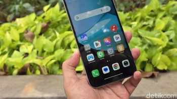 Redmi 15C dibekali layar IPS LCD 6,9 inch beresolusi HD+ (720 x 1640 piksel) dengan refresh rate hingga 120 Hz. Layar ini dirancang untuk memberikan pengalaman mulus saat menonton video, bermain game, maupun berselancar di media sosial.Foto: Adi Fida Rahman/detikINET
