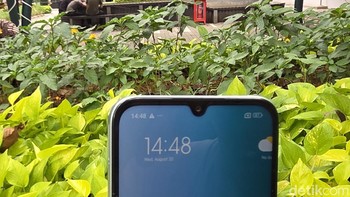 Di bagian depan, tersedia kamera selfie 8 MP yang cukup untuk kebutuhan foto maupun video call.Foto: Adi Fida Rahman/detikINET