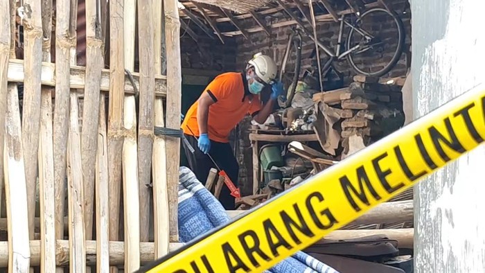 Reruntuhan rumah yang terdampak ledakan bondet di Pasuruan.