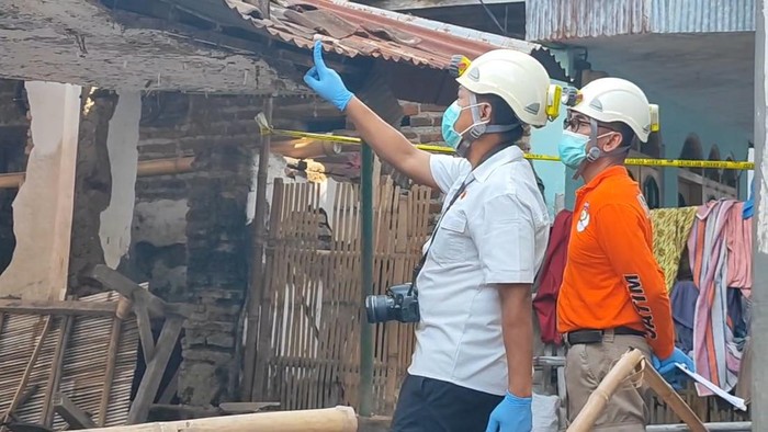 Reruntuhan rumah yang terdampak ledakan bondet di Pasuruan.