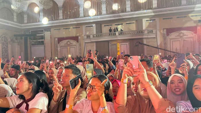 Ribuan penonton menyaksikan penampilan RAN dan Wali dalam acara LPS Financial Festival 2025 di Medan. (Foto: Finta Rahyuni/detikSumut)