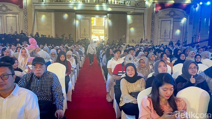 Ribuan peserta saat memadati Regale International Convention Centre Medan untuk mengikuti acara LPS Financial Festival. (Finta Rahyuni/detikSumut)