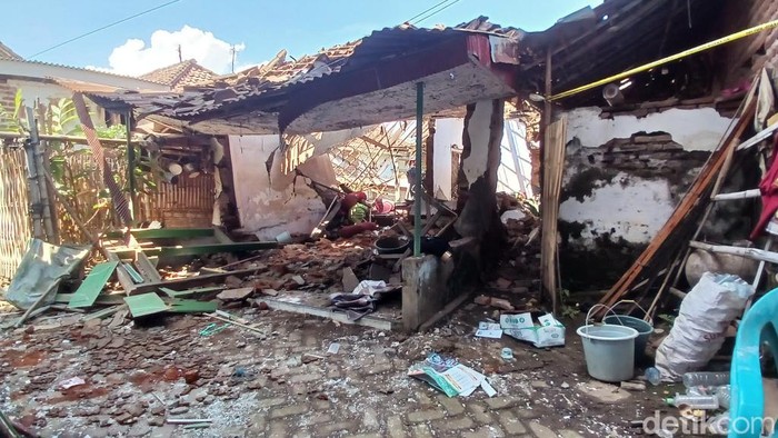 Rumah hancur karena ledakan bondet di Lumajang.