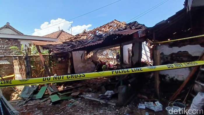 Rumah hancur karena ledakan bondet di Pasuruan