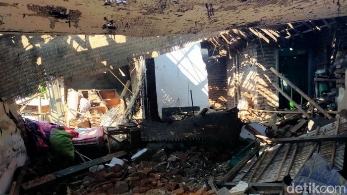 Rumah hancur karena ledakan bondet di Pasuruan.