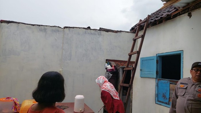 Rumah rusak akibat angin kencang di kawasan Singosari, Malang.