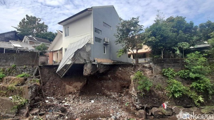 Rumah salah satu warga di Sorowajan Baru, Banguntapan, Bantul yang bagian belakangnya rusak akibat tanah yang tergerus aliran Sungai Gajahwong, Rabu (20/8/2025).