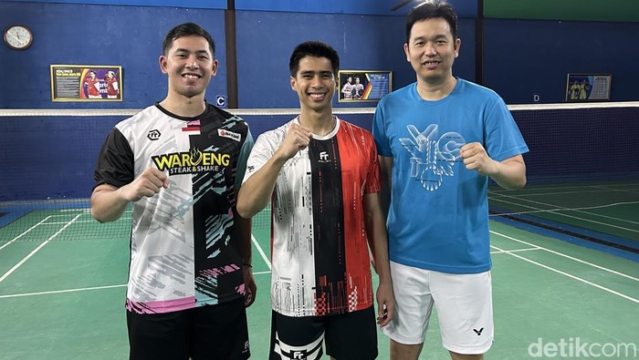 Ganda putra Indonesia Sabar Karyaman Gutama/Mohammad Reza Pahlevi Isfahani dan sang pelatih, Hendra Setiawan.