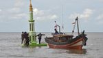 Sambut Mandi Safar, Menara Adat Diarak di Atas Air