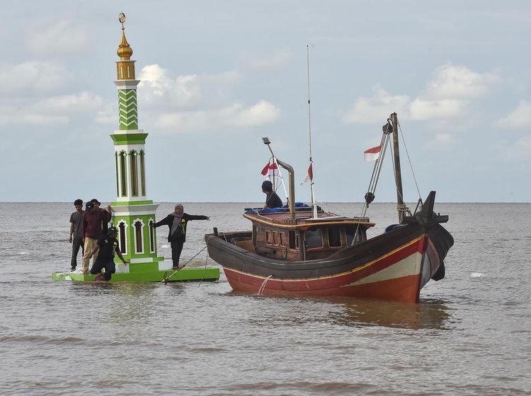 Sambut Mandi Safar, Menara Adat Diarak di Atas Air