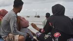 Sambut Mandi Safar, Menara Adat Diarak di Atas Air