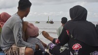 Tradisi mandi safar dipercaya sebagai ikhtiar menolak bala oleh masyarakat setempat. Prosesi ini berangkat dari kebiasaan nenek moyang yang menyucikan diri pada bulan Safar. ANTARA FOTO/Wahdi Septiawan