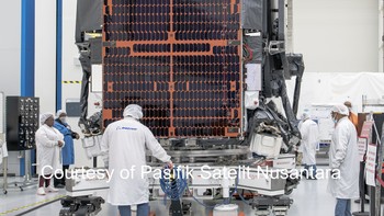 Berbeda dengan satelit sebelumnya yang memakai chip analog dengan alokasi kapasitas tetap, Nusantara Lima menggunakan Gen 7 Channelizer dan chip digital. Teknologi ini memungkinkan distribusi kapasitas secara fleksibel. Contohnya, jika suatu daerah membutuhkan kapasitas lebih besar seperti saat bencana alam, satelit ini bisa mengalokasikan bandwidth tambahan secara cepat. Foto: Pasifik Satelit Nusantara