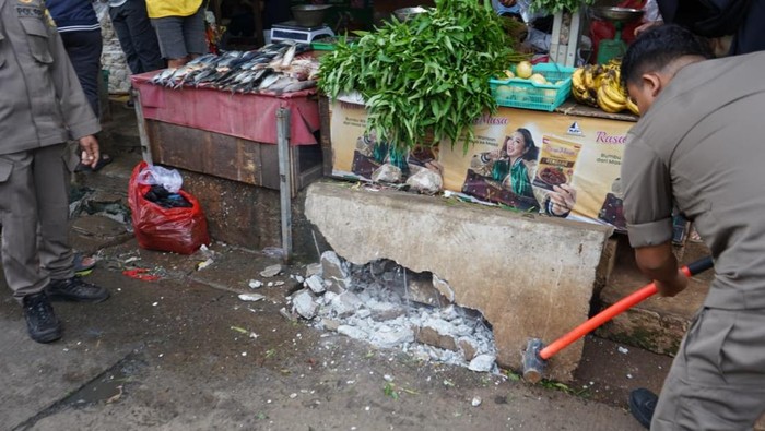 Satpol PP bongkar lapak PKL liar di Bojonggede, Bogor
