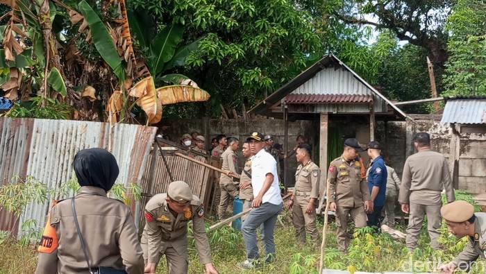 Satpol PP Sulsel melakukan penertiban di kawasan GOR Sudiang yang akan dijadikan lokasi pembangunan stadion.