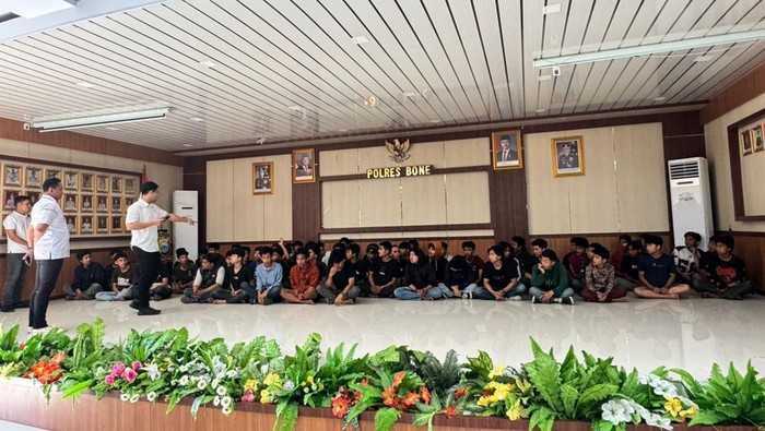 Sebanyak 62 demonstran diamankan di Mapolres Bone usai terlibat aksi unjuk rasa kenaikan PBB berujung ricuh.