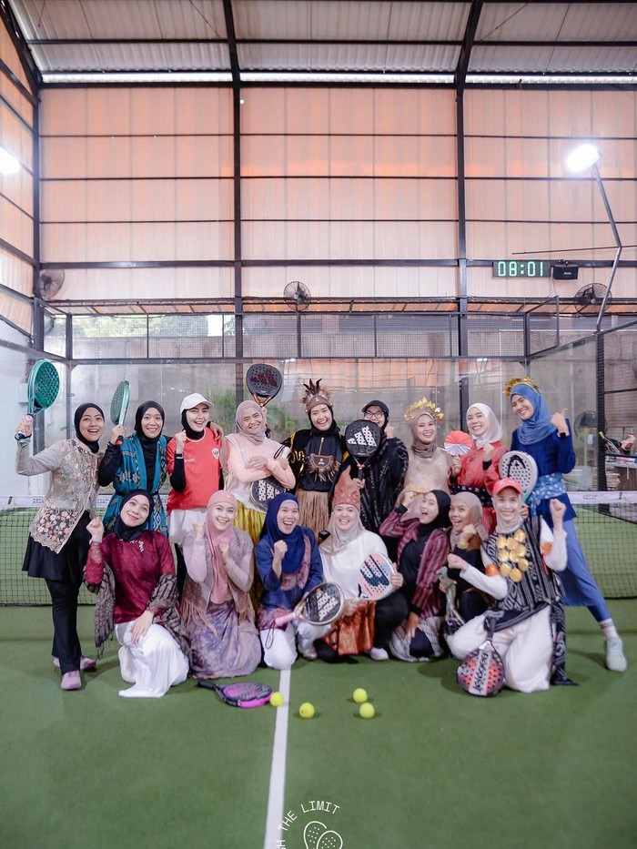 Sejumlah selebriti merayakan HUT RI ke-80 dengan mengenakan busana daerah di lapangan padel.